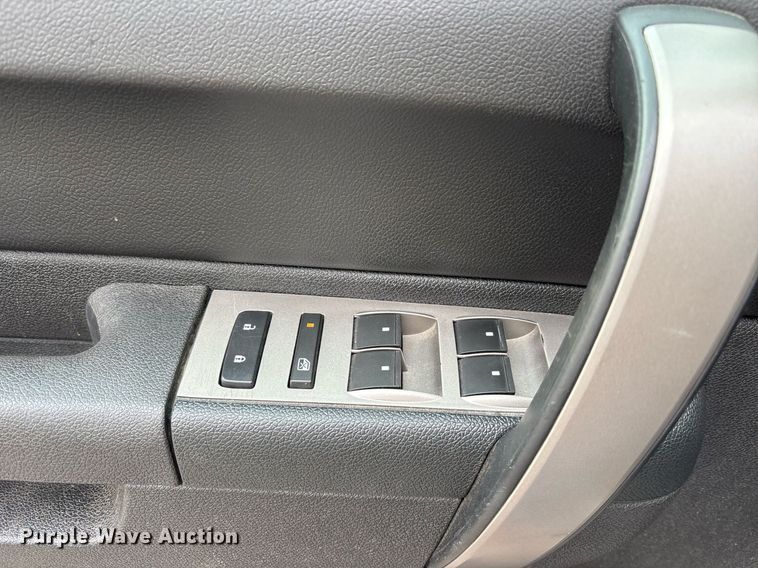 image for item OB9529 2011 Chevrolet Silverado 1500 Crew Cab pickup truck