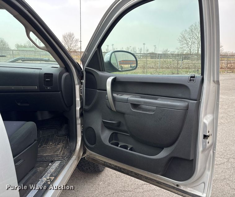 image for item OB9529 2011 Chevrolet Silverado 1500 Crew Cab pickup truck