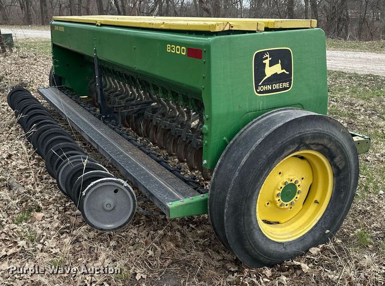 image for item DF8471 John Deere 8300 grain drill