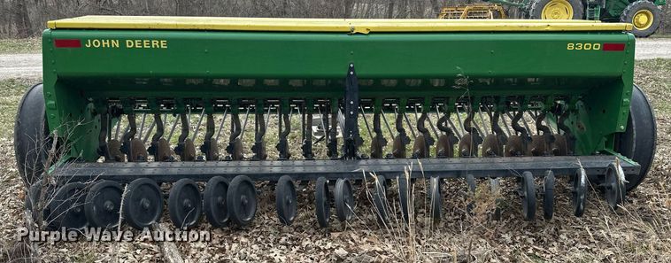image for item DF8471 John Deere 8300 grain drill