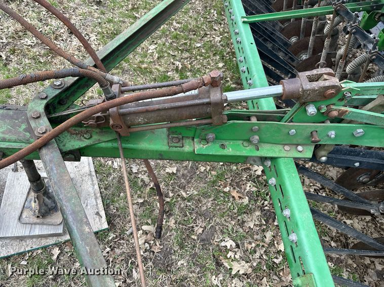 image for item DF8471 John Deere 8300 grain drill