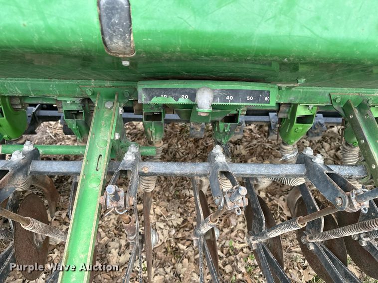 image for item DF8471 John Deere 8300 grain drill