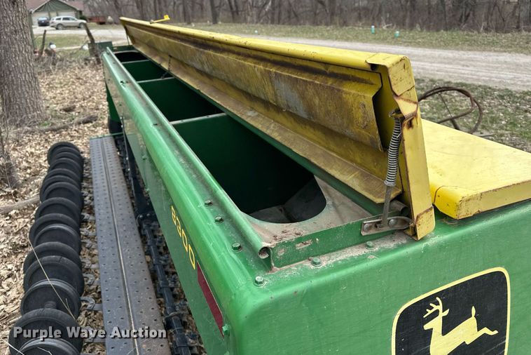image for item DF8471 John Deere 8300 grain drill