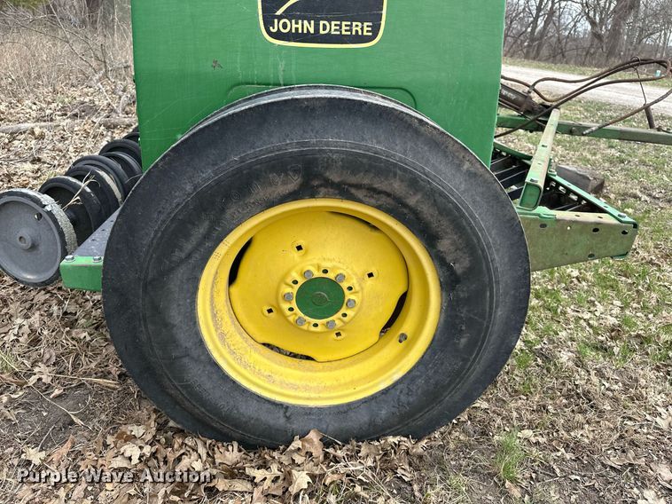 image for item DF8471 John Deere 8300 grain drill