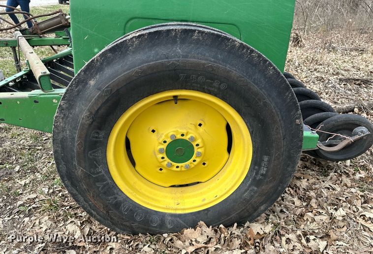 image for item DF8471 John Deere 8300 grain drill