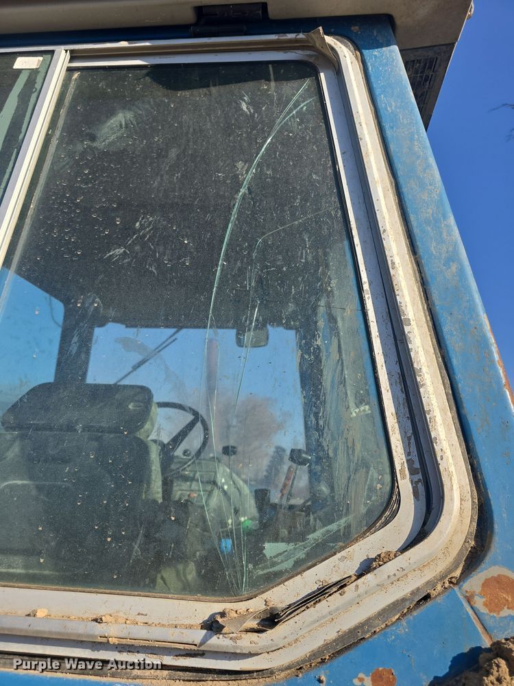 image for item DO7810 Ford 8730 tractor