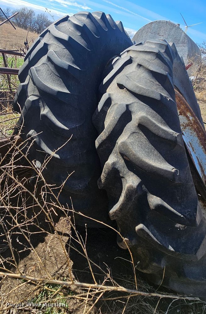 image for item DO7810 Ford 8730 tractor