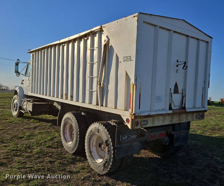 image for item DP6245 1991 International 8100  grain truck