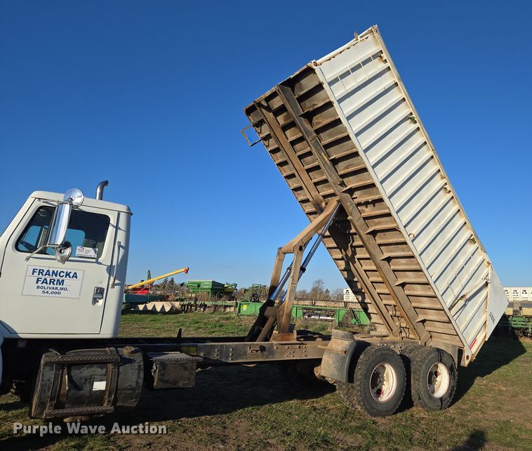 image for item DP6245 1991 International 8100  grain truck