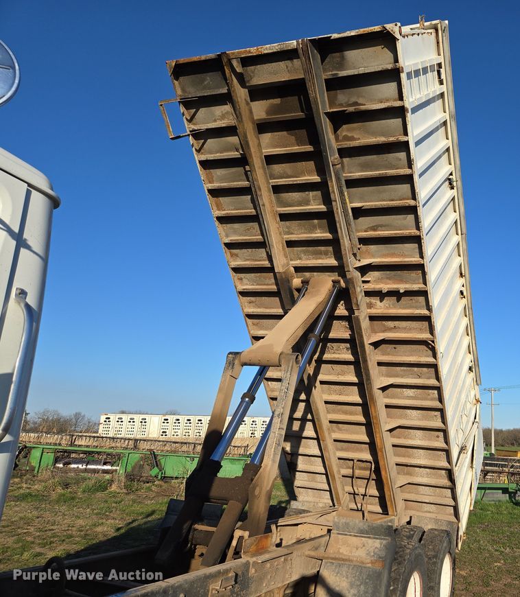 image for item DP6245 1991 International 8100  grain truck