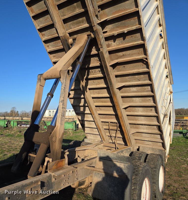 image for item DP6245 1991 International 8100  grain truck