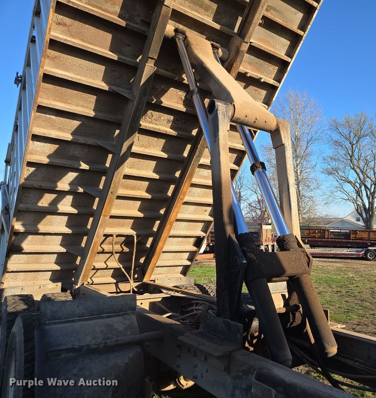 image for item DP6245 1991 International 8100  grain truck