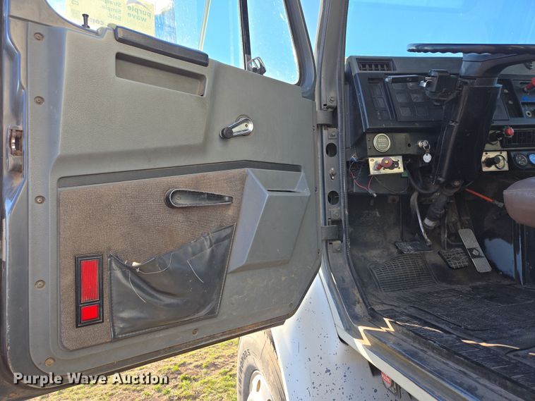 image for item DP6245 1991 International 8100  grain truck