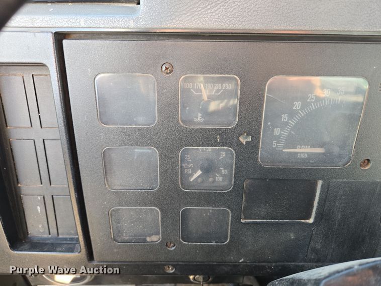 image for item DP6245 1991 International 8100  grain truck