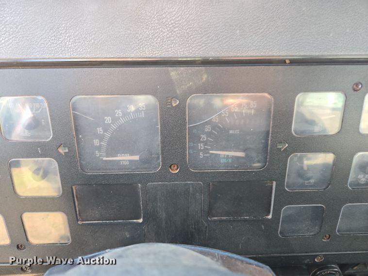 image for item DP6245 1991 International 8100  grain truck