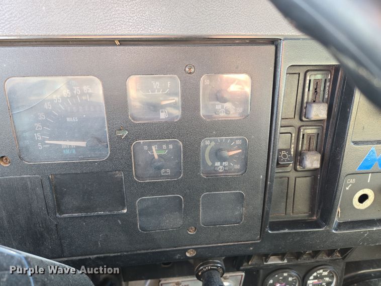 image for item DP6245 1991 International 8100  grain truck