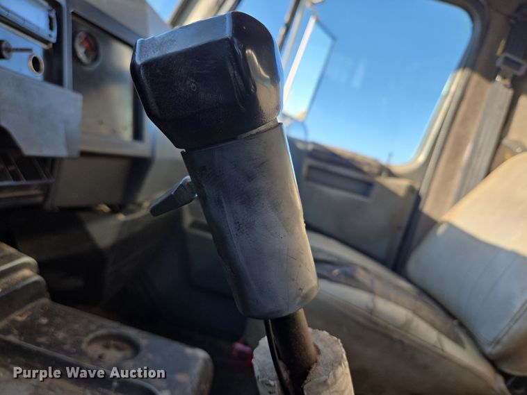 image for item DP6245 1991 International 8100  grain truck