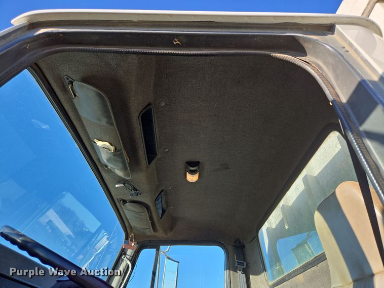 image for item DP6245 1991 International 8100  grain truck