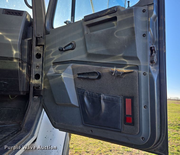 image for item DP6245 1991 International 8100  grain truck