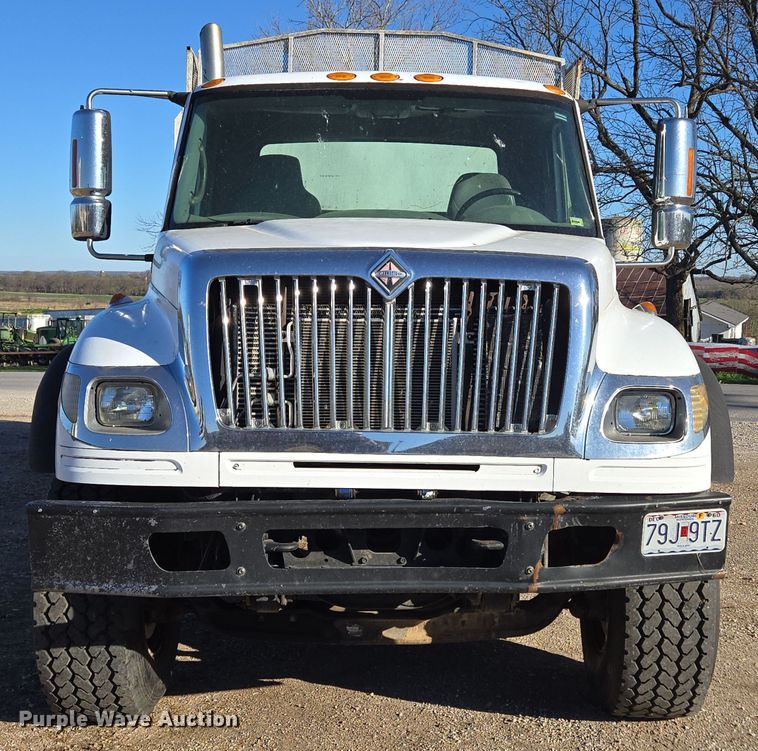image for item DP6246 2005 International 7600 6x4 silage truck