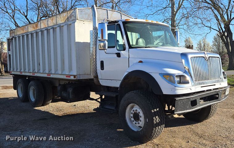 image for item DP6246 2005 International 7600 6x4 silage truck