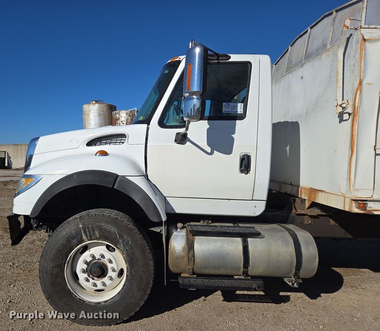 image for item DP6246 2005 International 7600 6x4 silage truck