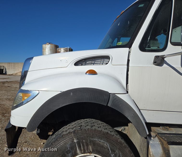 image for item DP6246 2005 International 7600 6x4 silage truck