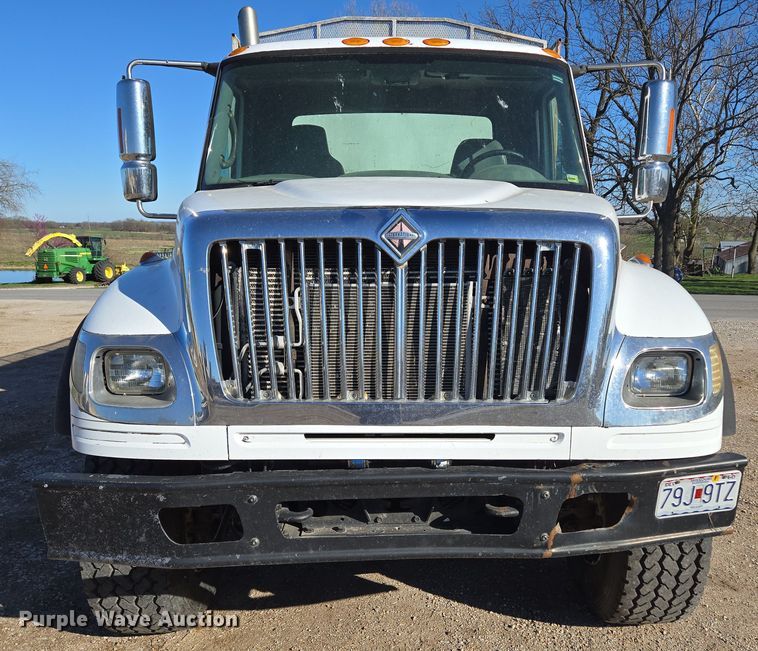 image for item DP6246 2005 International 7600 6x4 silage truck