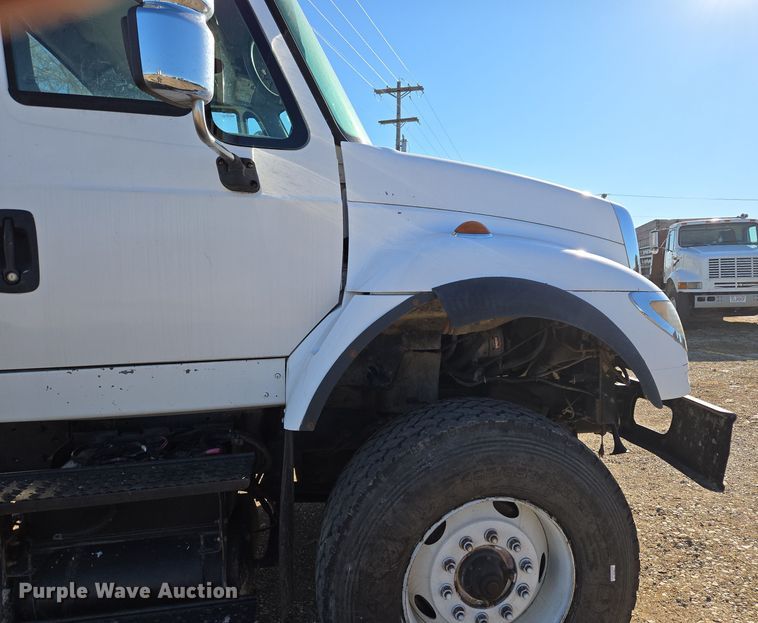 image for item DP6246 2005 International 7600 6x4 silage truck