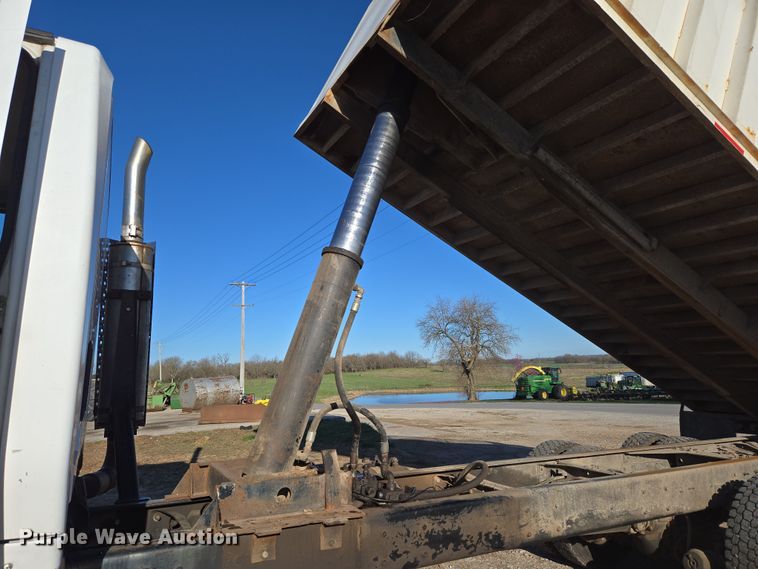 image for item DP6246 2005 International 7600 6x4 silage truck