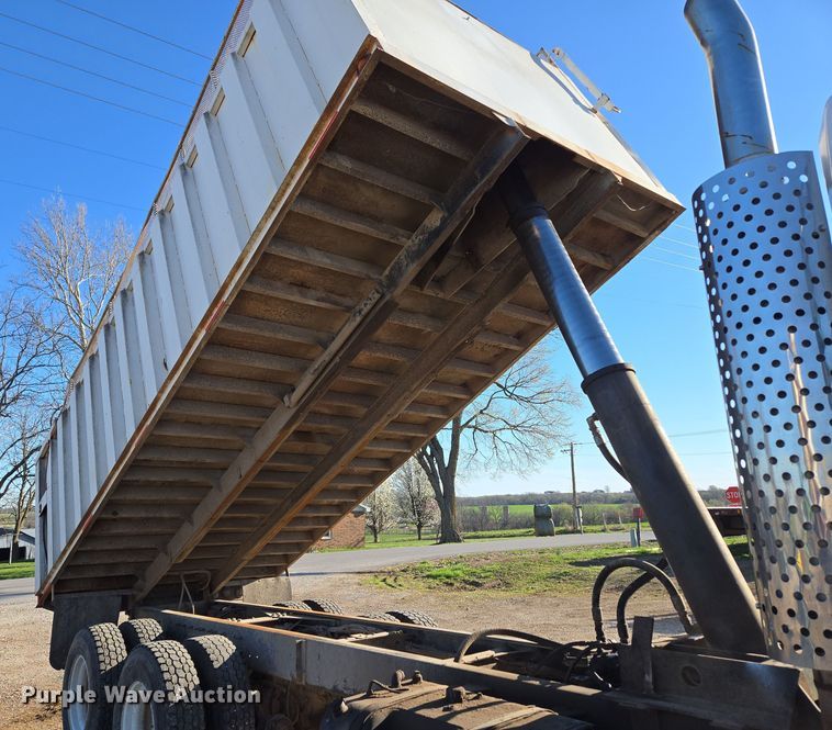 image for item DP6246 2005 International 7600 6x4 silage truck