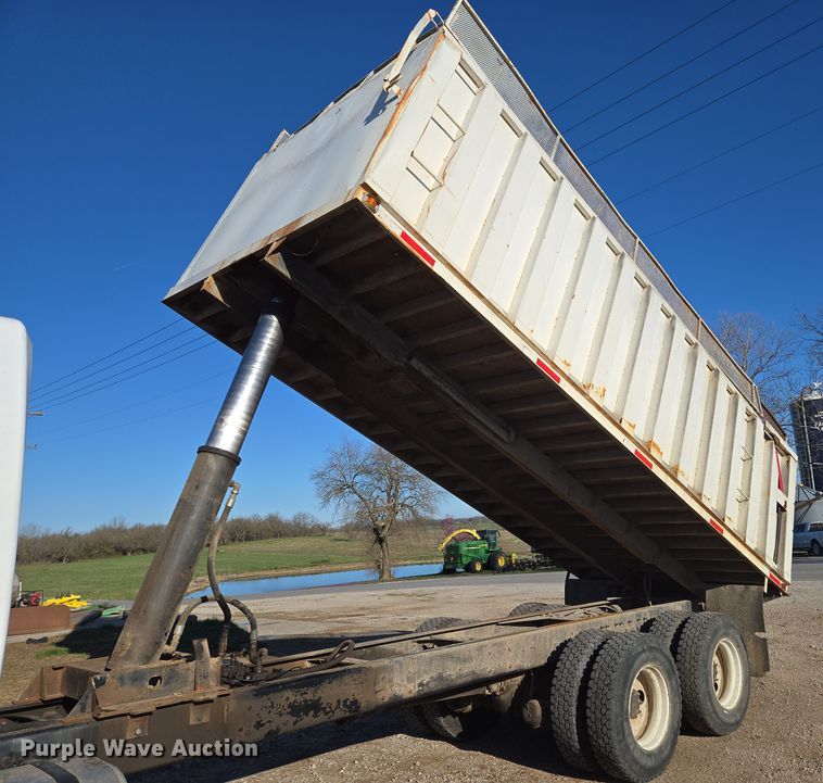 image for item DP6246 2005 International 7600 6x4 silage truck