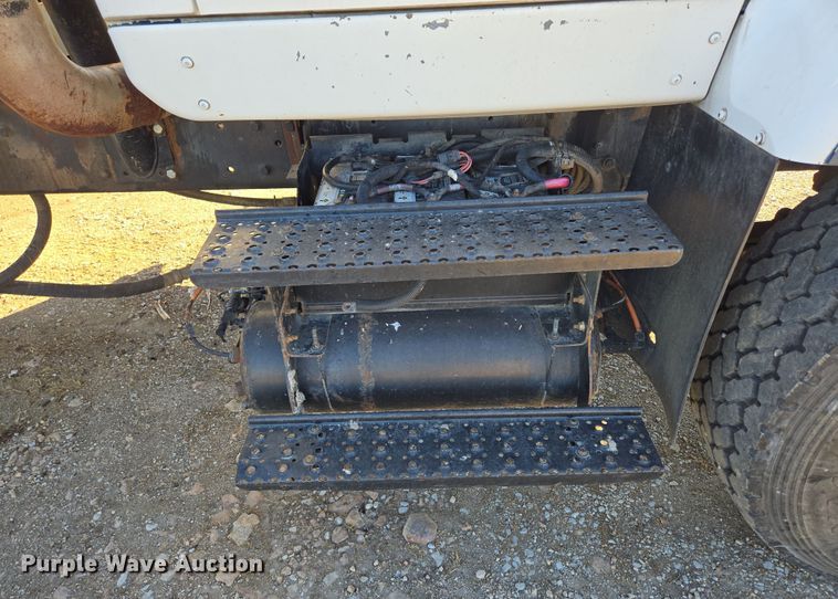 image for item DP6246 2005 International 7600 6x4 silage truck