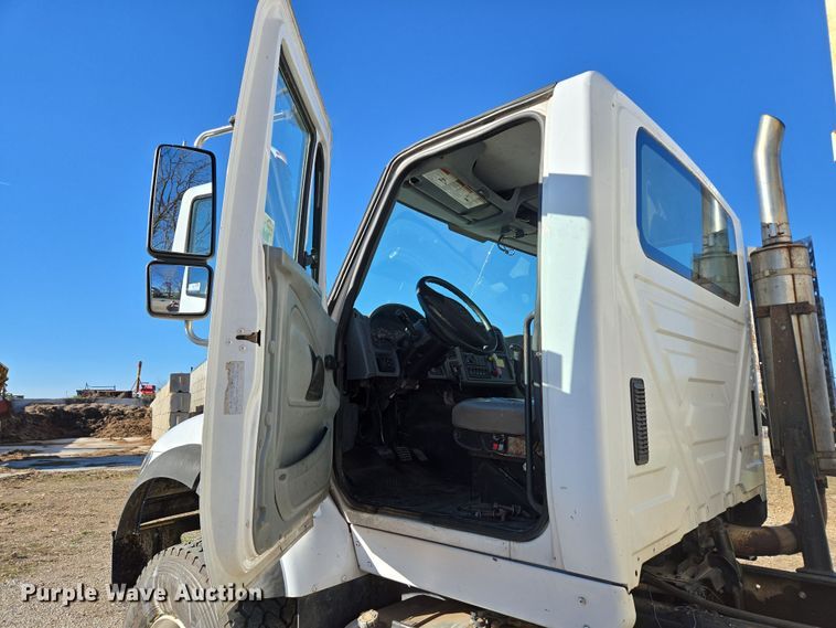 image for item DP6246 2005 International 7600 6x4 silage truck