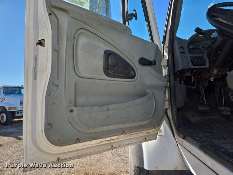 image for item DP6246 2005 International 7600 6x4 silage truck