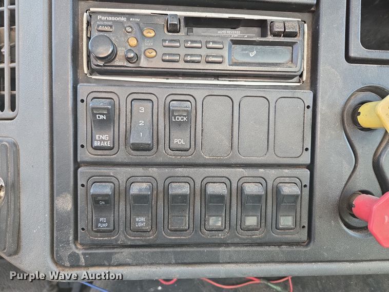 image for item DP6246 2005 International 7600 6x4 silage truck