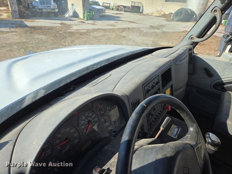 image for item DP6246 2005 International 7600 6x4 silage truck