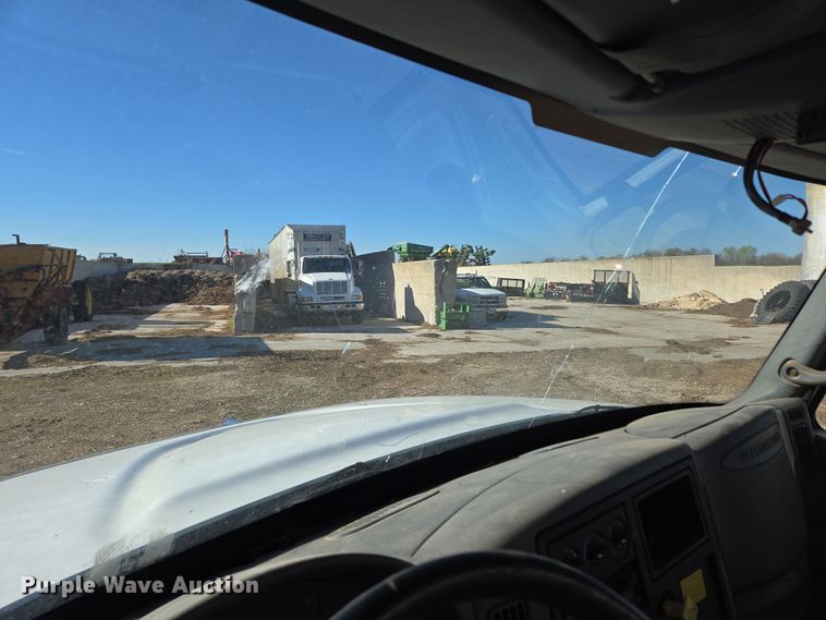 image for item DP6246 2005 International 7600 6x4 silage truck