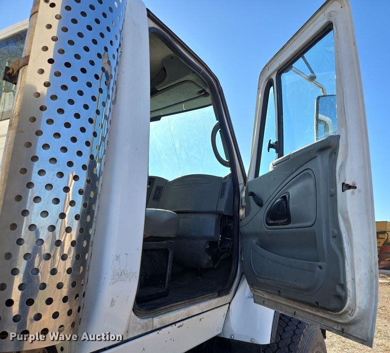 image for item DP6246 2005 International 7600 6x4 silage truck