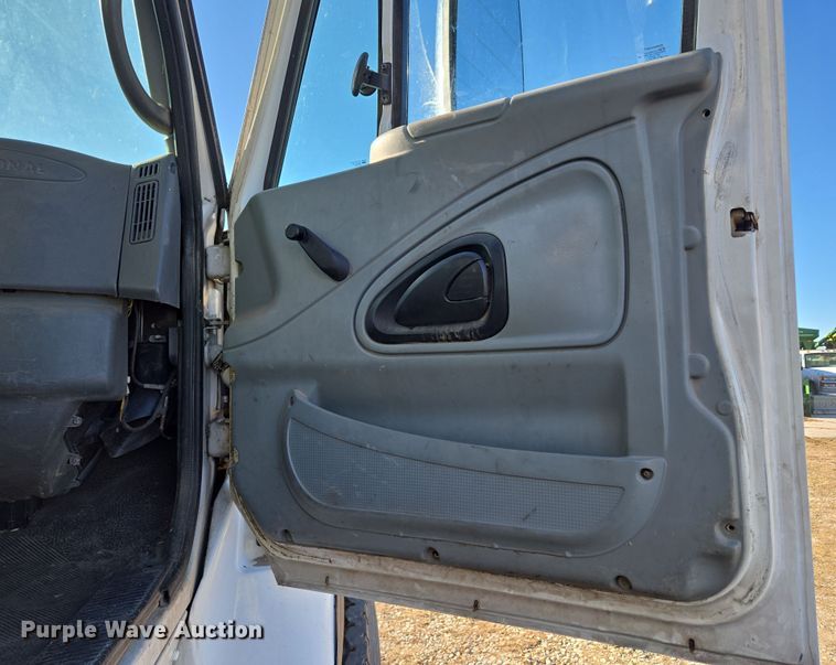 image for item DP6246 2005 International 7600 6x4 silage truck