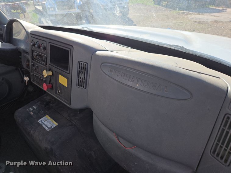 image for item DP6246 2005 International 7600 6x4 silage truck