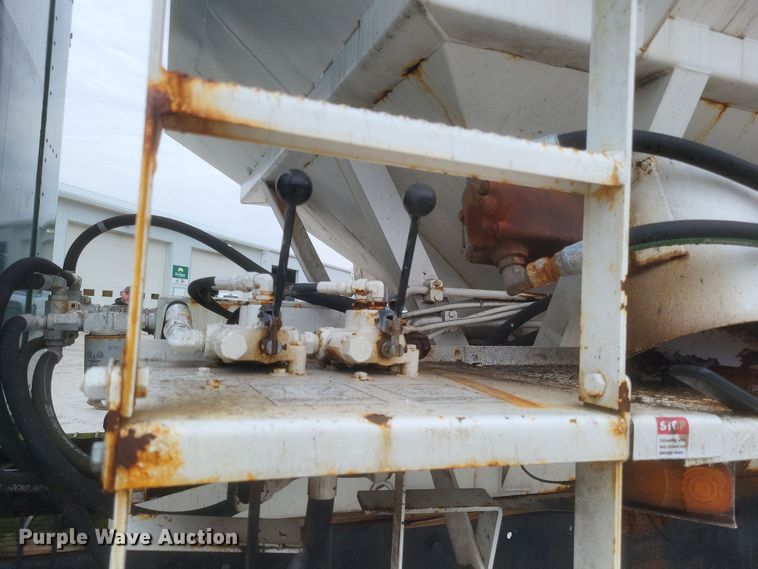 image for item DQ3865 1989 Peterbilt 379 glider kit fertilizer delivery truck