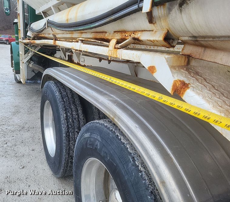 image for item DQ3865 1989 Peterbilt 379 glider kit fertilizer delivery truck