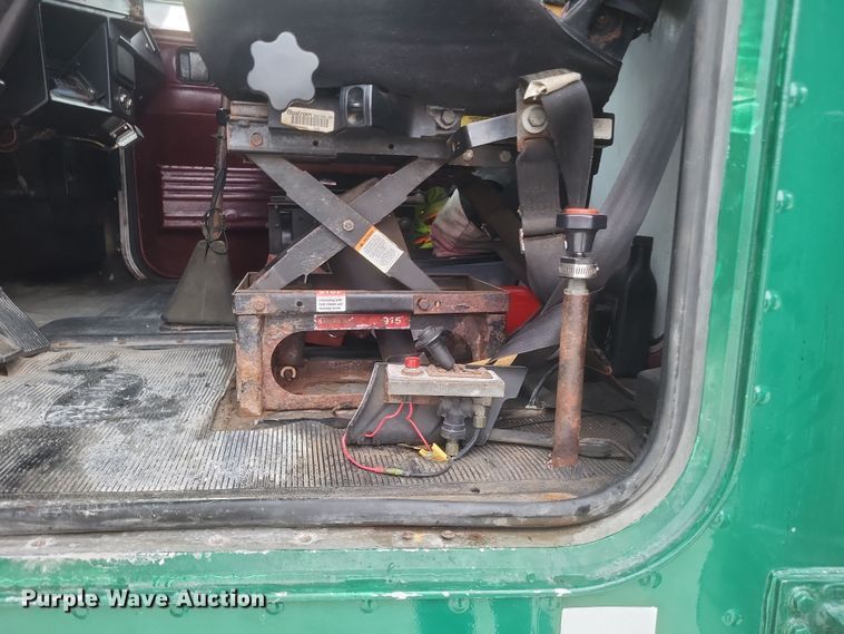 image for item DQ3865 1989 Peterbilt 379 glider kit fertilizer delivery truck