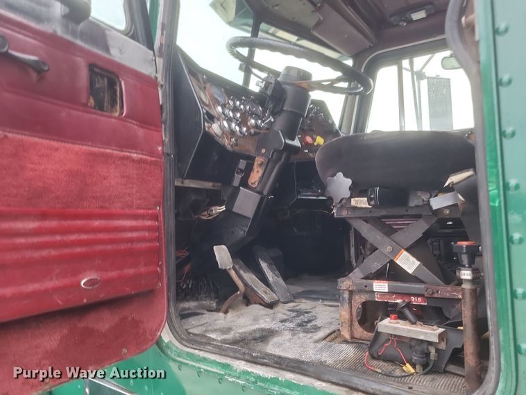 image for item DQ3865 1989 Peterbilt 379 glider kit fertilizer delivery truck