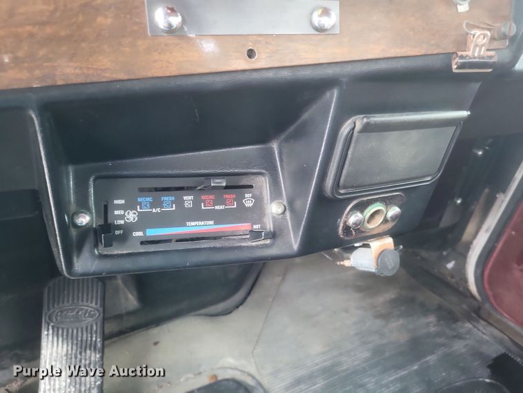 image for item DQ3865 1989 Peterbilt 379 glider kit fertilizer delivery truck