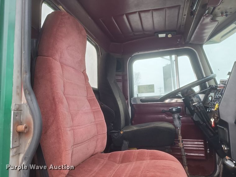 image for item DQ3865 1989 Peterbilt 379 glider kit fertilizer delivery truck