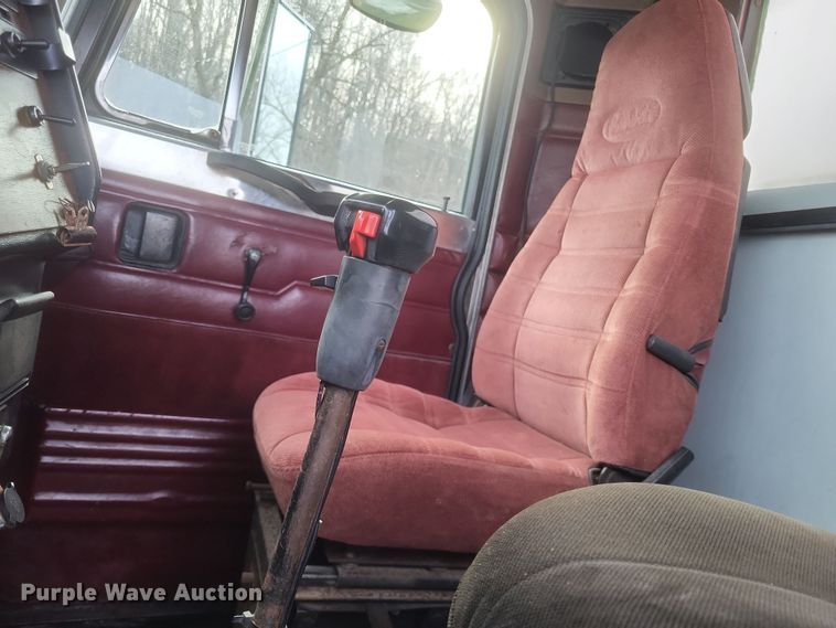 image for item DQ3865 1989 Peterbilt 379 glider kit fertilizer delivery truck