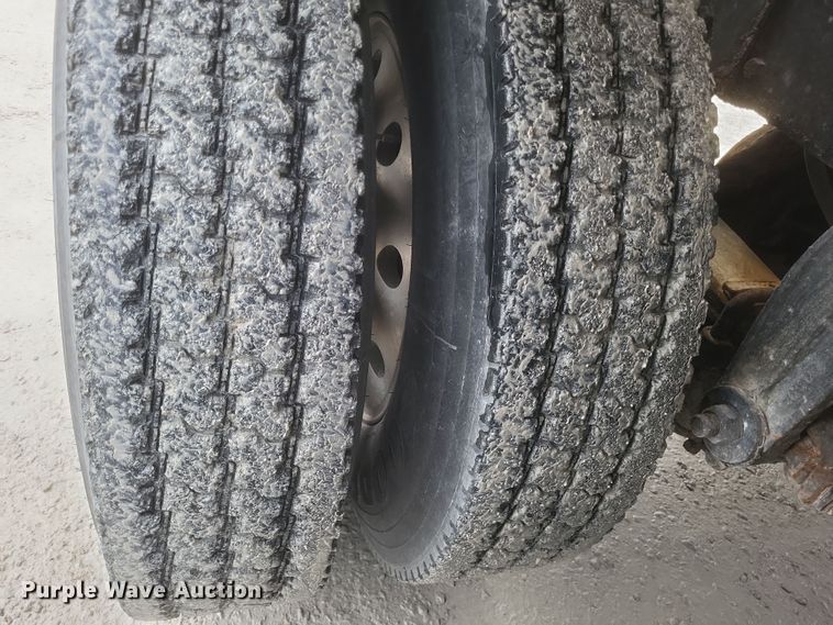 image for item DQ3865 1989 Peterbilt 379 glider kit fertilizer delivery truck