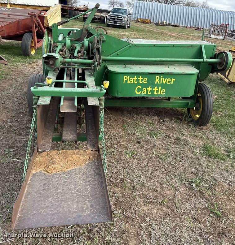 image for item DQ6498 John Deere small square baler